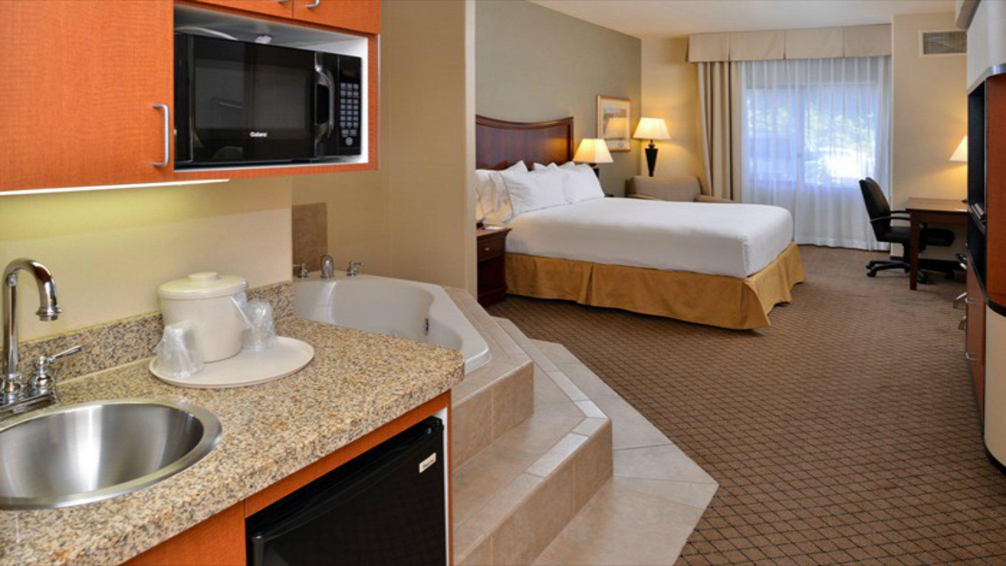 Holiday Inn Express & Suites Lincoln-Roseville Area Photo