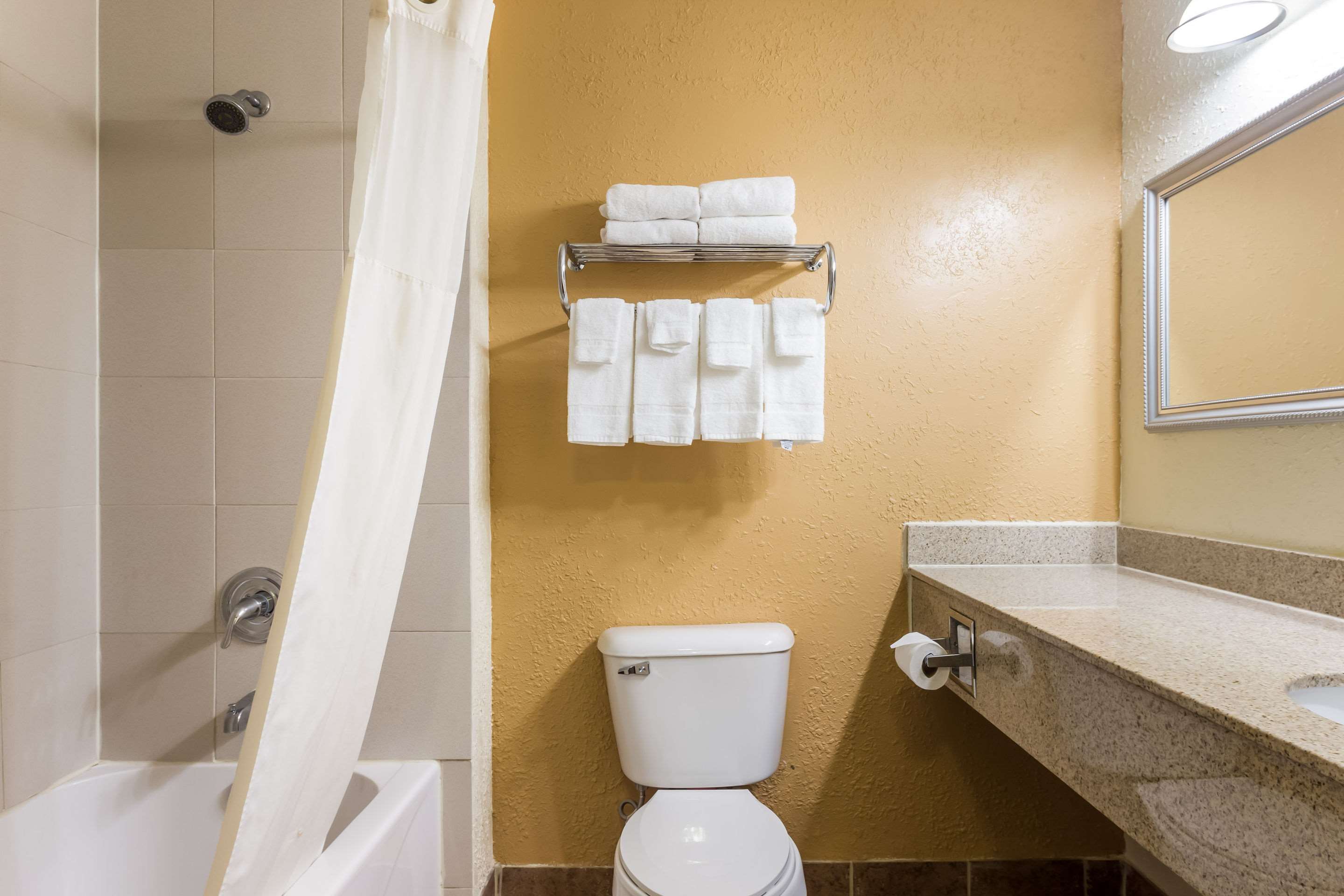 Quality Suites Milwaukee Airport Photo