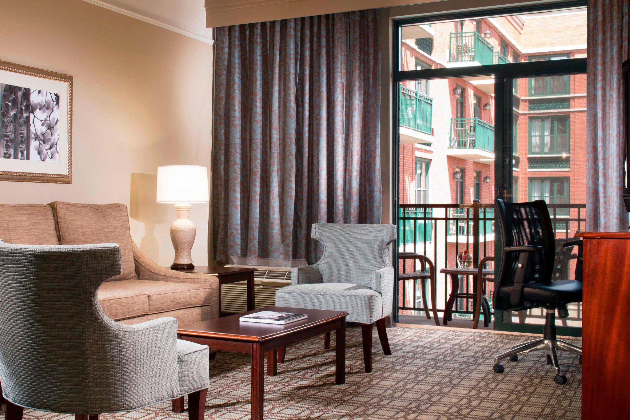 Courtyard by Marriott Savannah Downtown/Historic District Photo