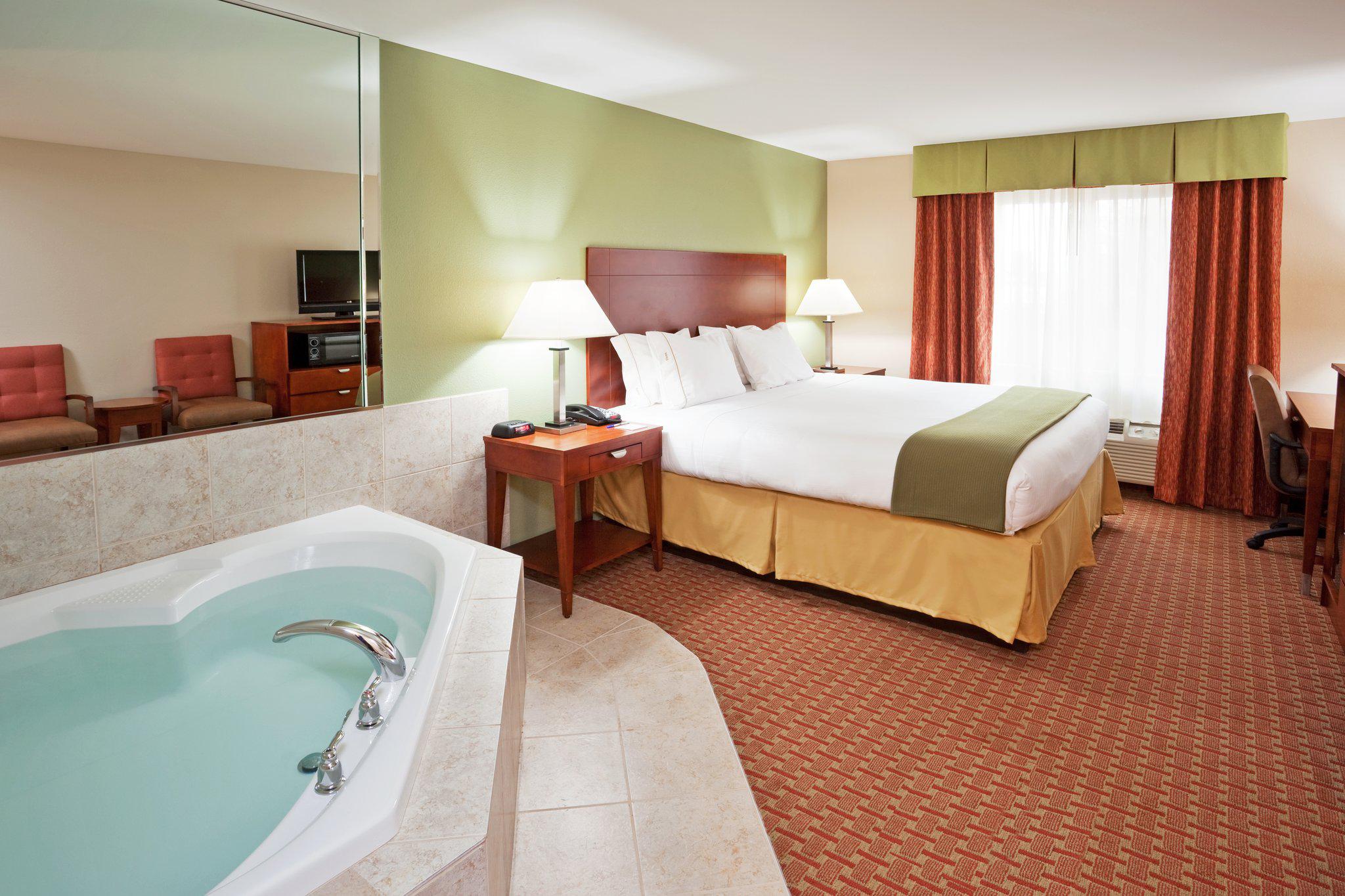 Holiday Inn Express & Suites Niagara Falls Photo