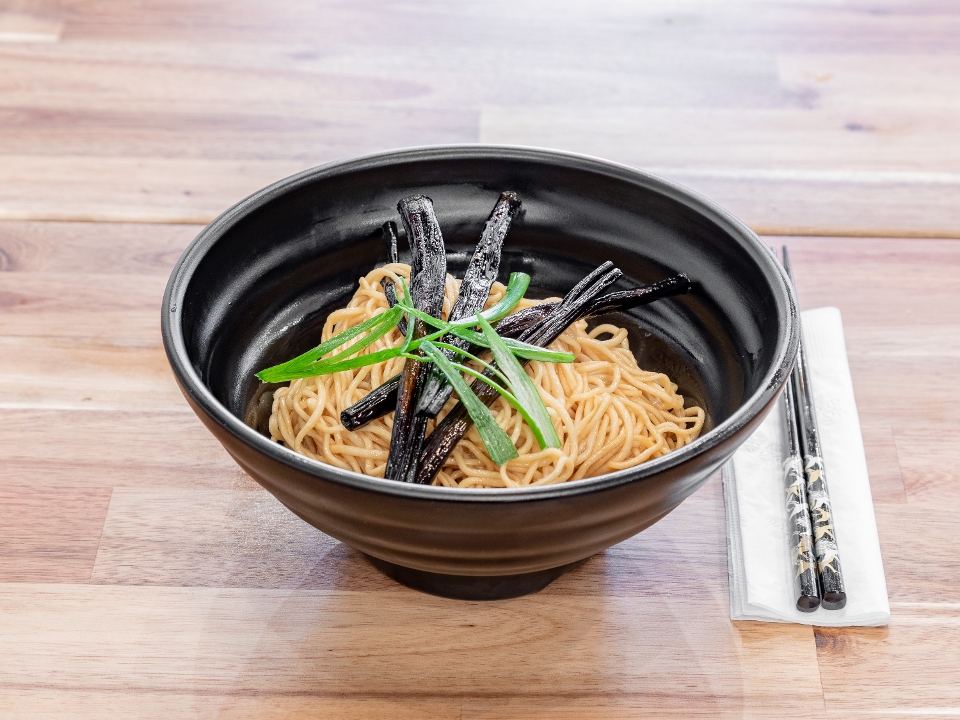 D-4 Scallion Oil Noodles (蔥油拌面)