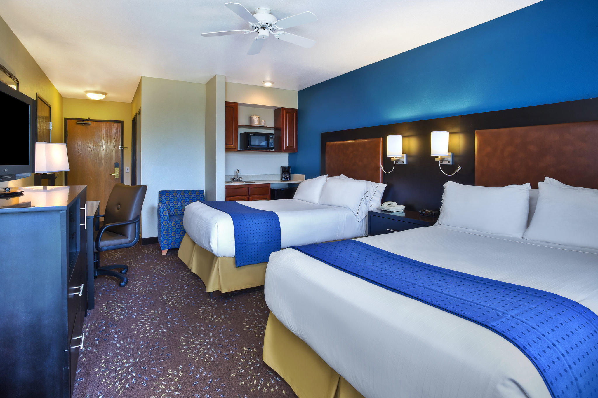 Holiday Inn Express Mackinaw City Photo