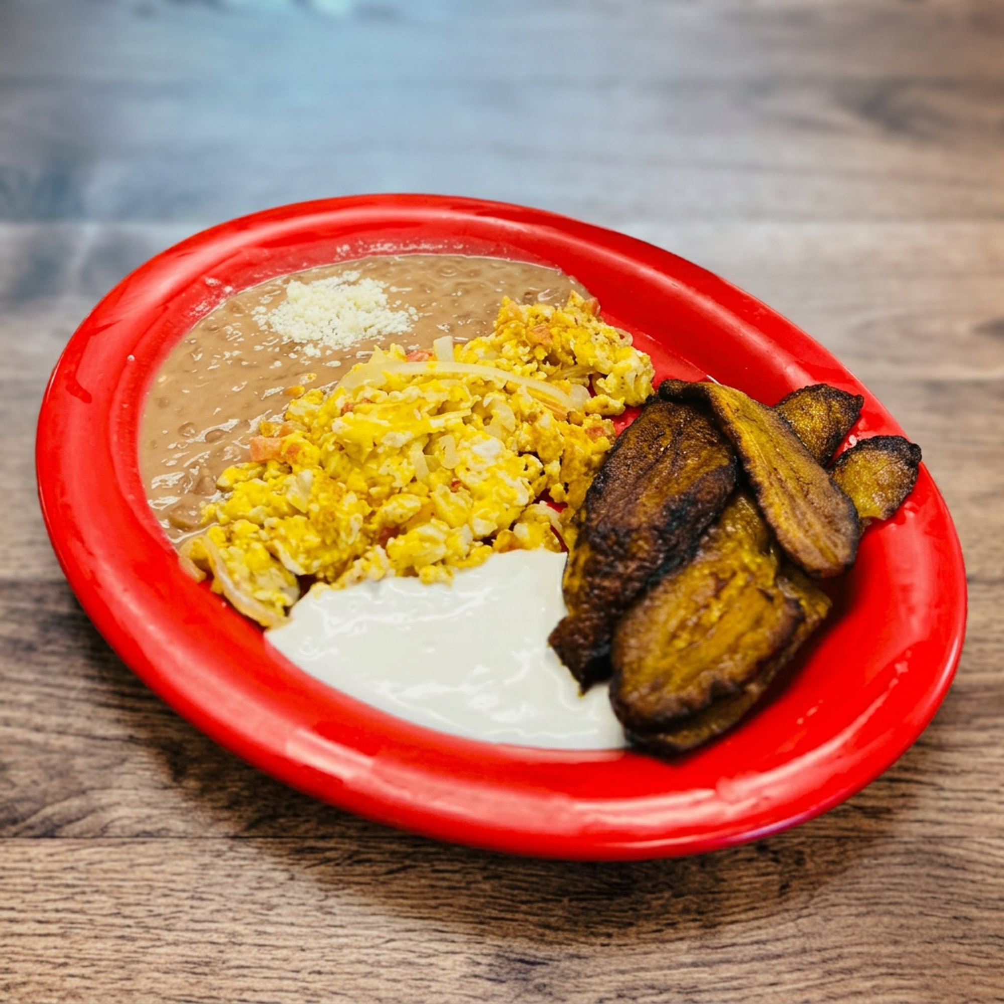 Huevos Revueltos c/ Tomate, Platano Frito, Frijoles y Crema