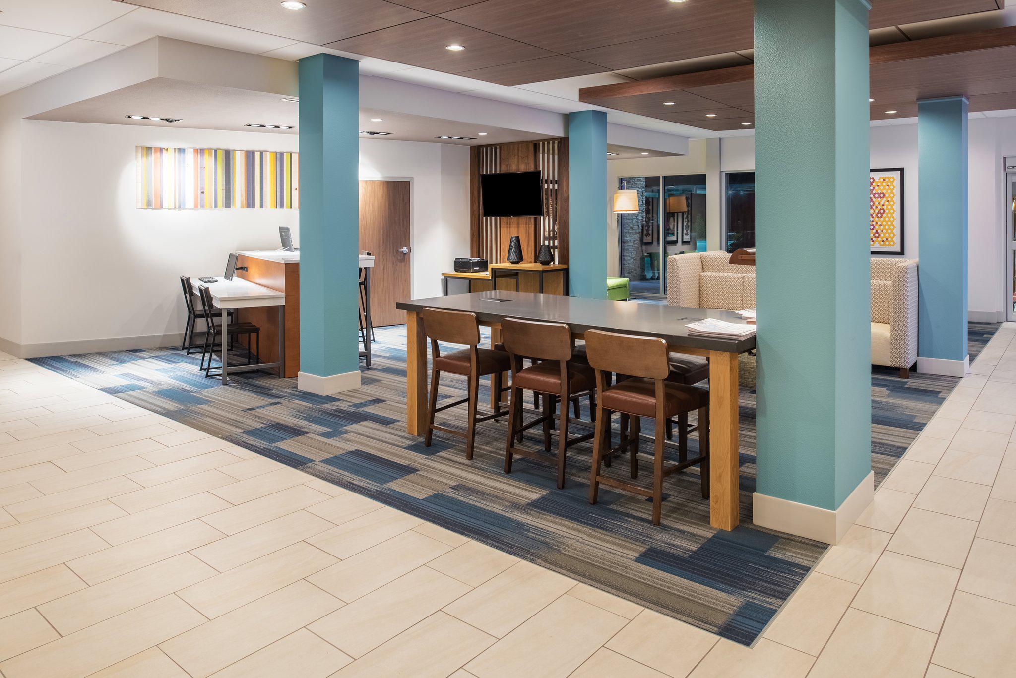 Holiday Inn Express & Suites Kingdom City Photo