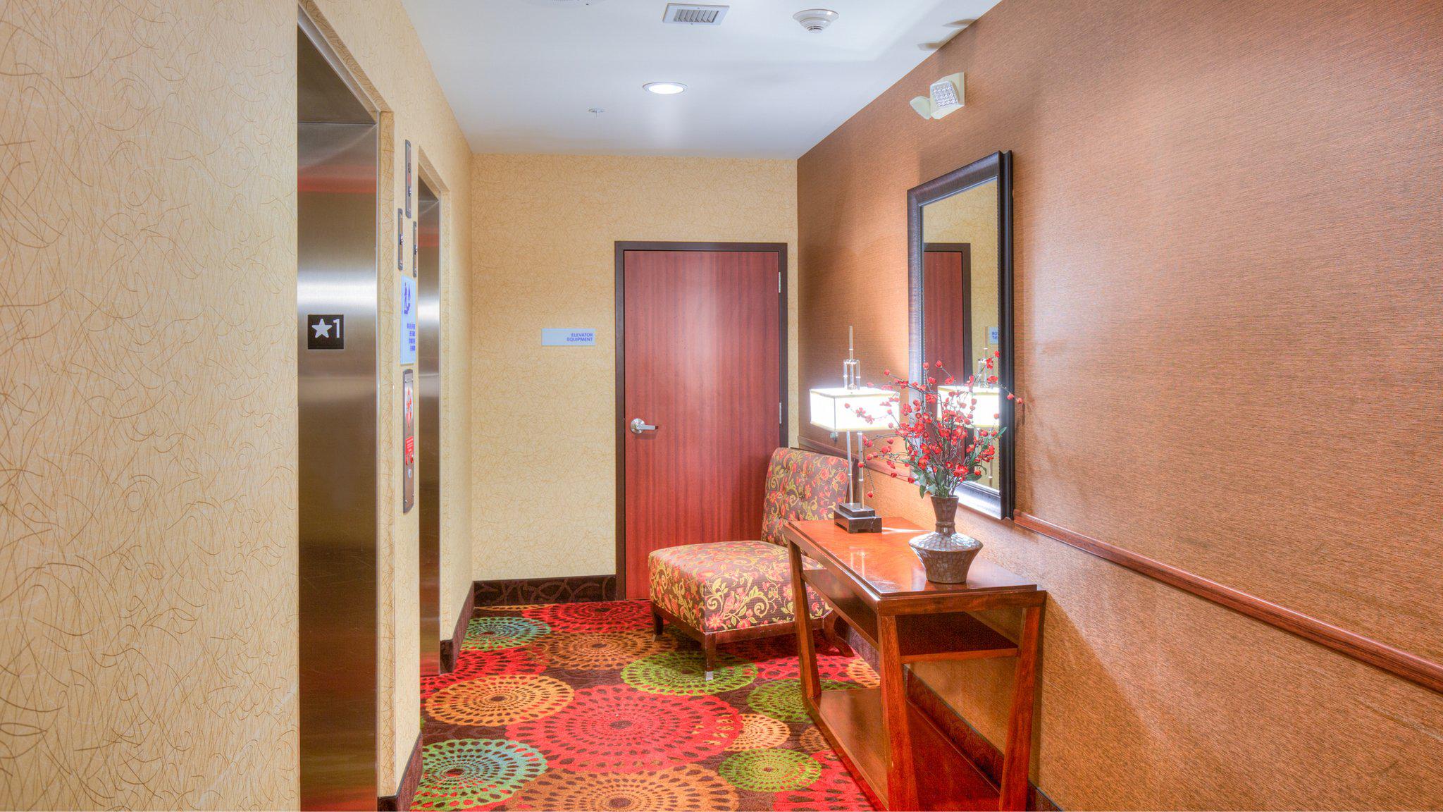 Holiday Inn Express & Suites Elk City Photo