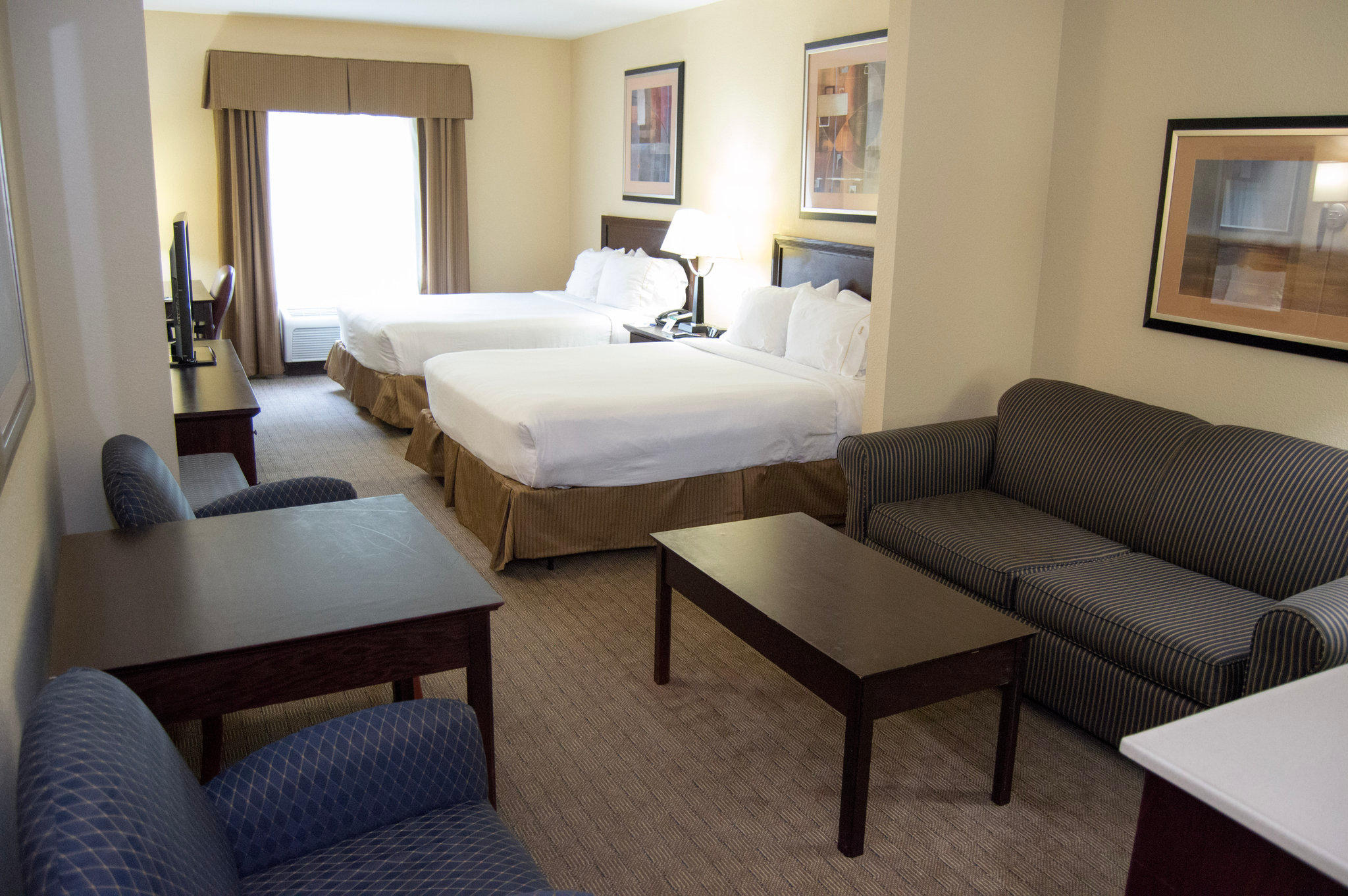 Holiday Inn Express & Suites Clearwater/US 19 N Photo