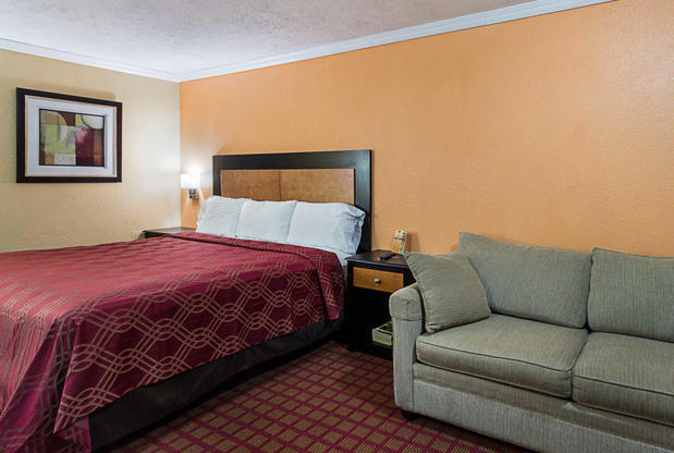 Images Rodeway Inn West Dodge