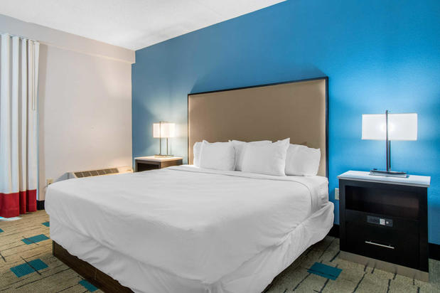Images Clarion Inn & Suites