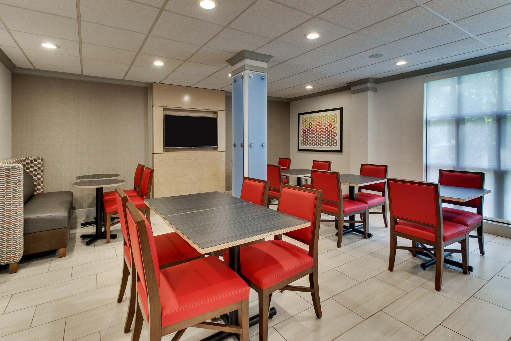 Holiday Inn Express & Suites Atlanta-Emory University Area Photo