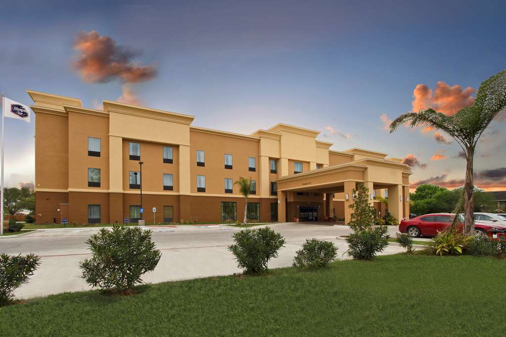 Hampton Inn Beeville Logo