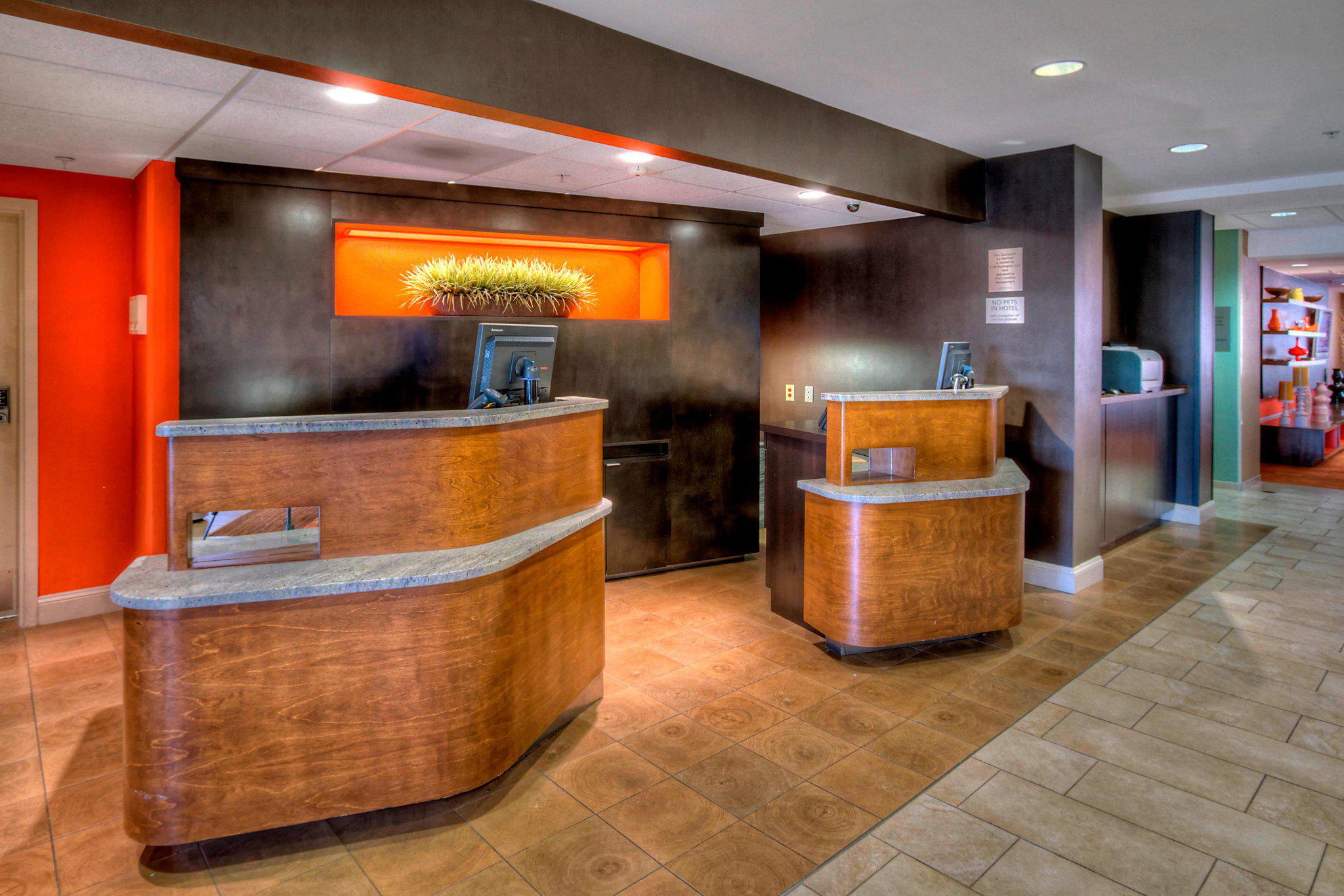 Courtyard by Marriott Burlington Photo