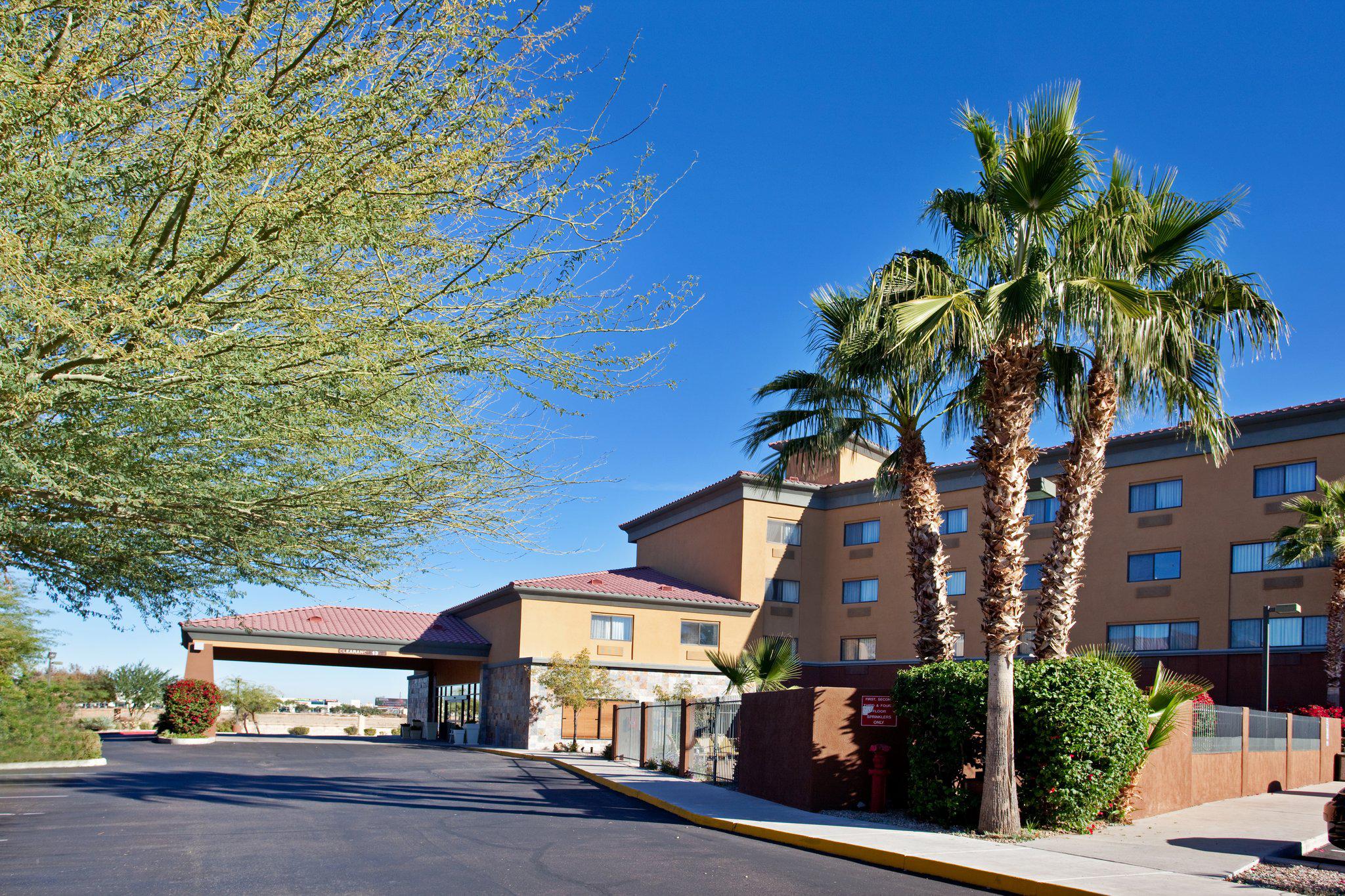 Holiday Inn Express & Suites Phoenix/Chandler (Ahwatukee) Photo