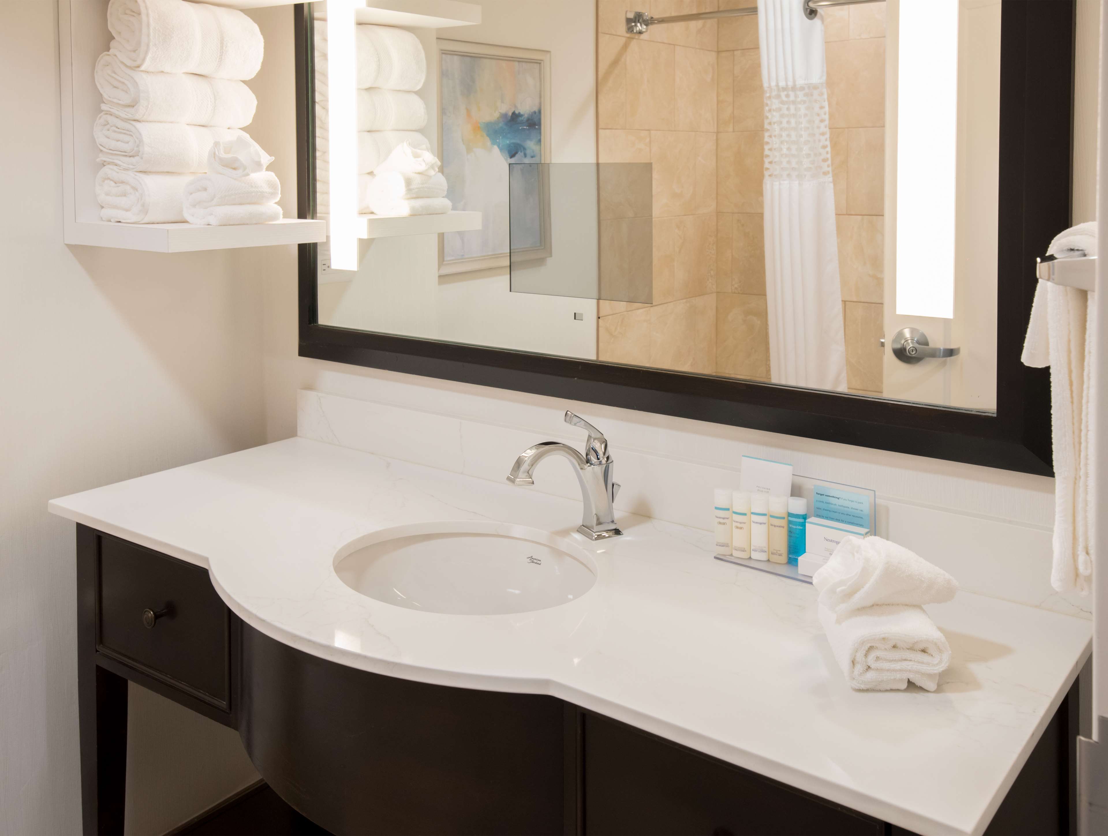 Guest room bath