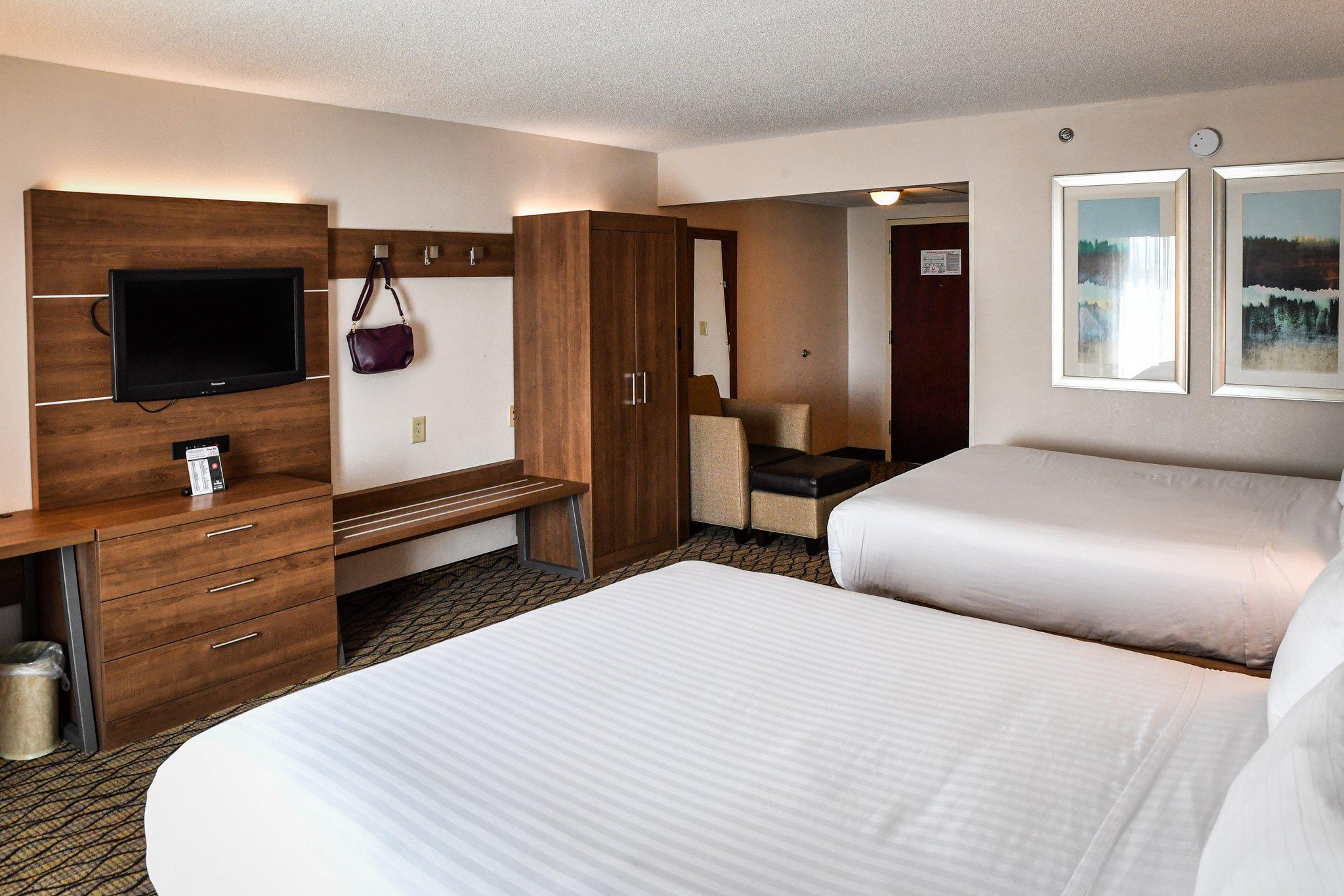 Holiday Inn Express & Suites Concord Photo