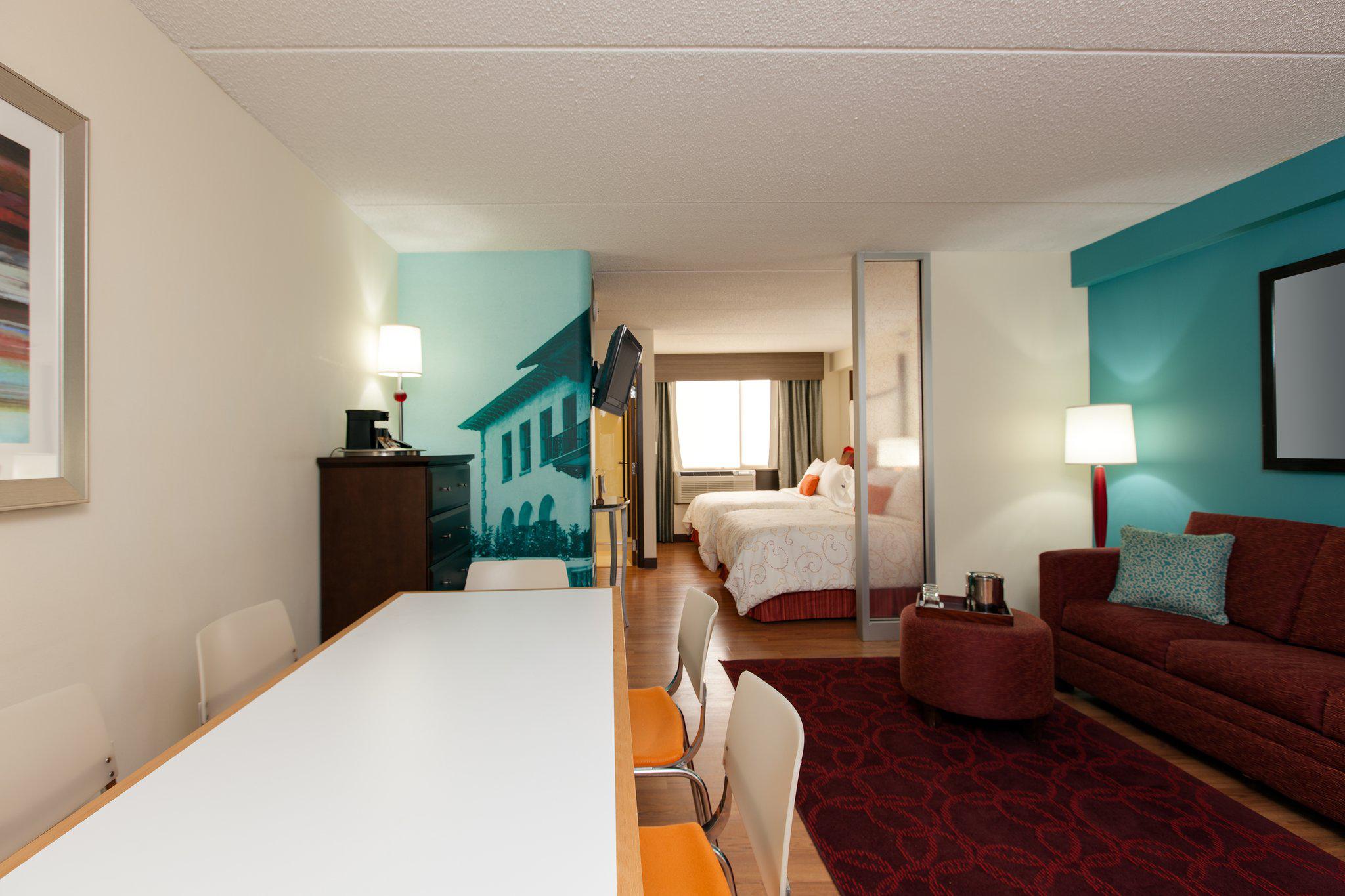 Hotel Indigo Chicago-Vernon Hills Photo