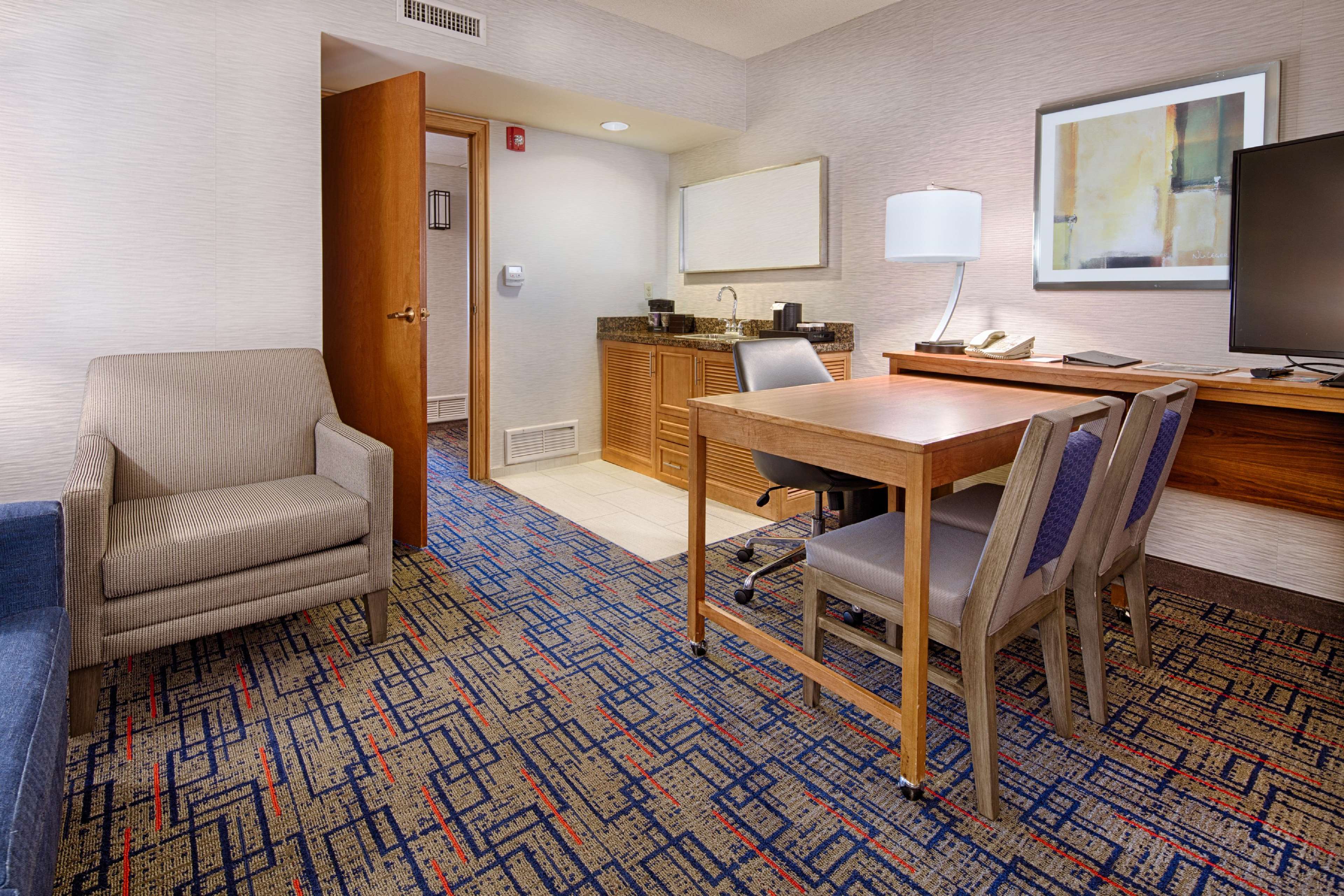 Embassy Suites by Hilton Chicago-O'Hare Rosemont Photo