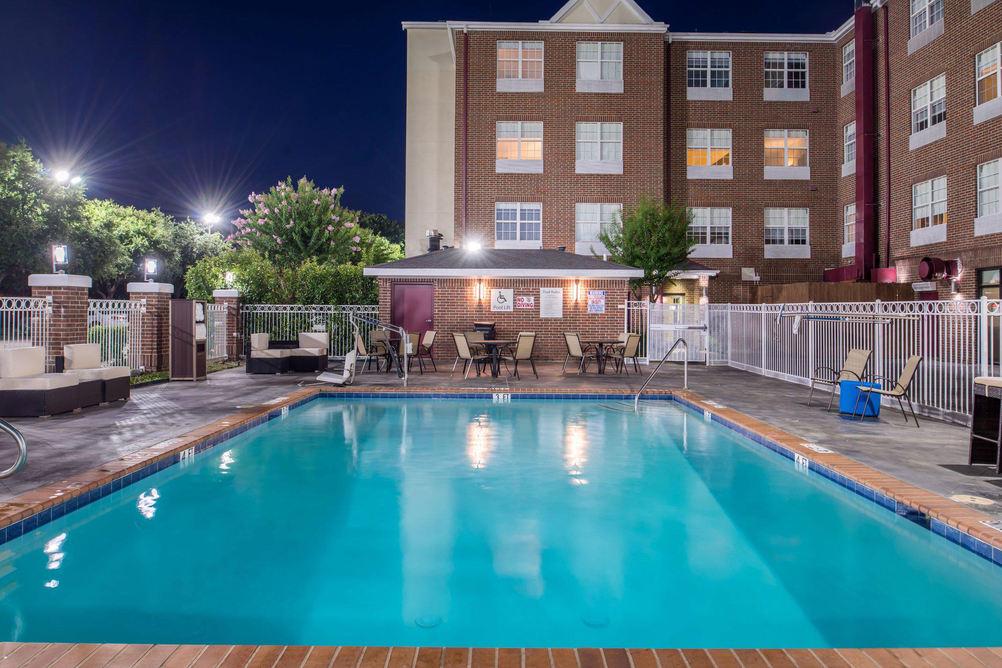 Holiday Inn & Suites Dallas-Addison Photo