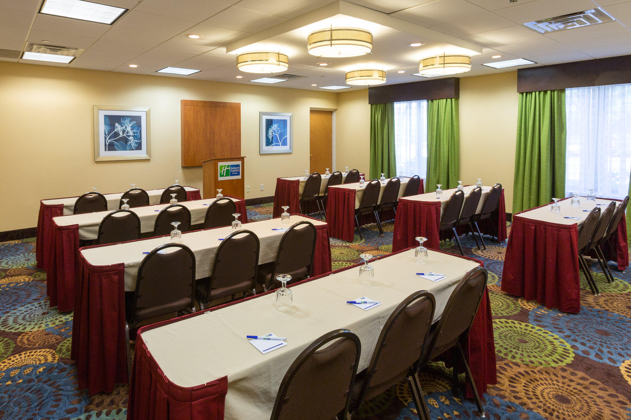 Holiday Inn Express & Suites Jacksonville Airport Photo