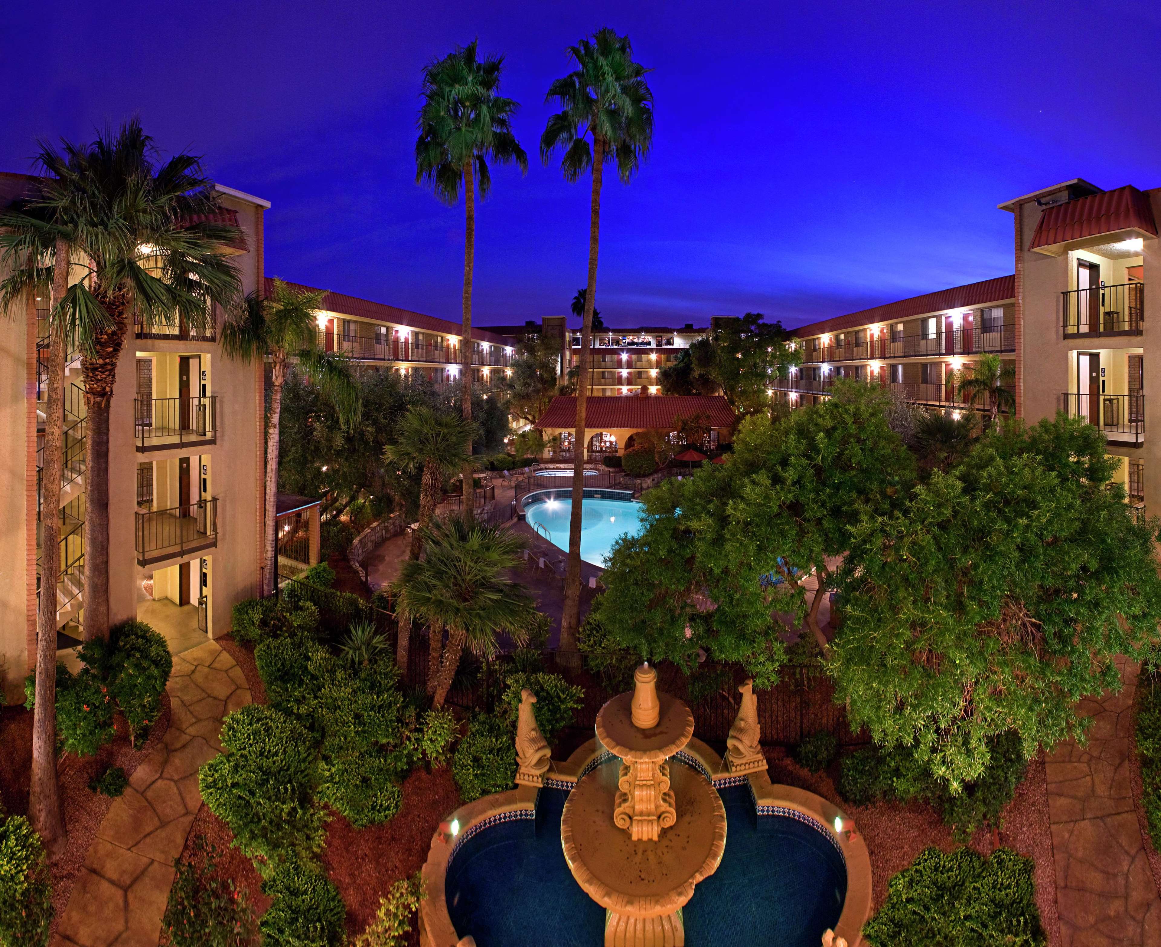 Embassy Suites by Hilton Phoenix Airport Photo