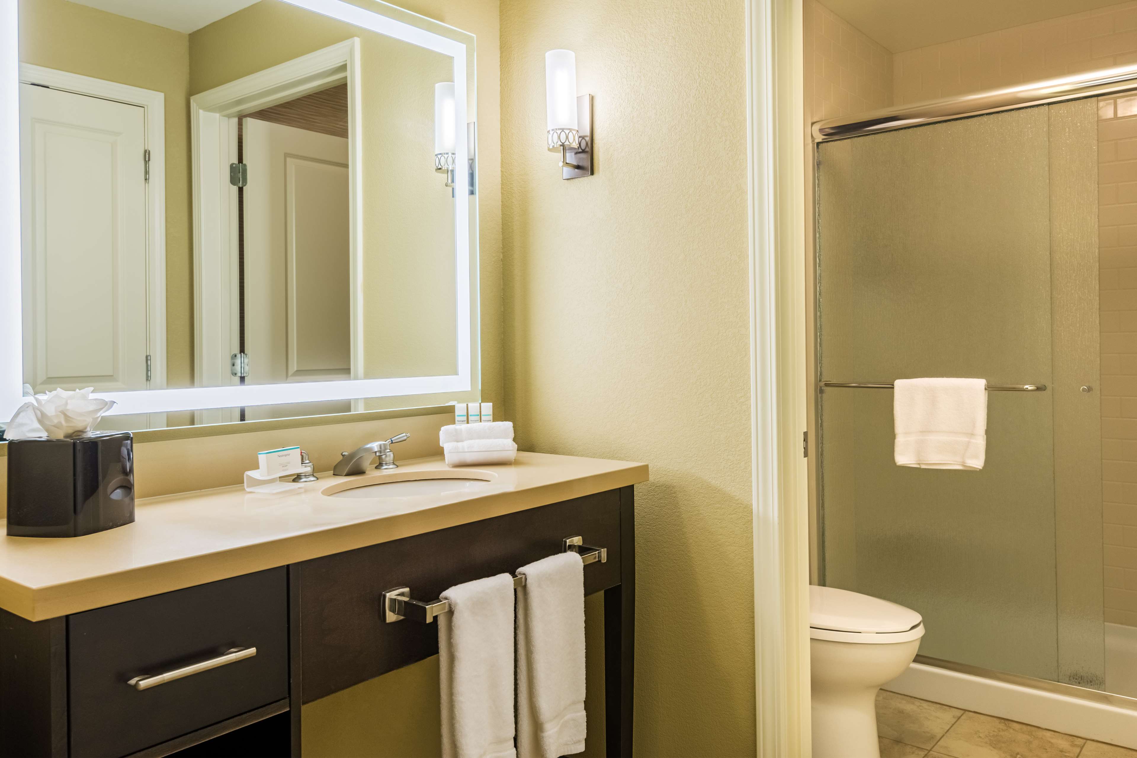 Guest room bath