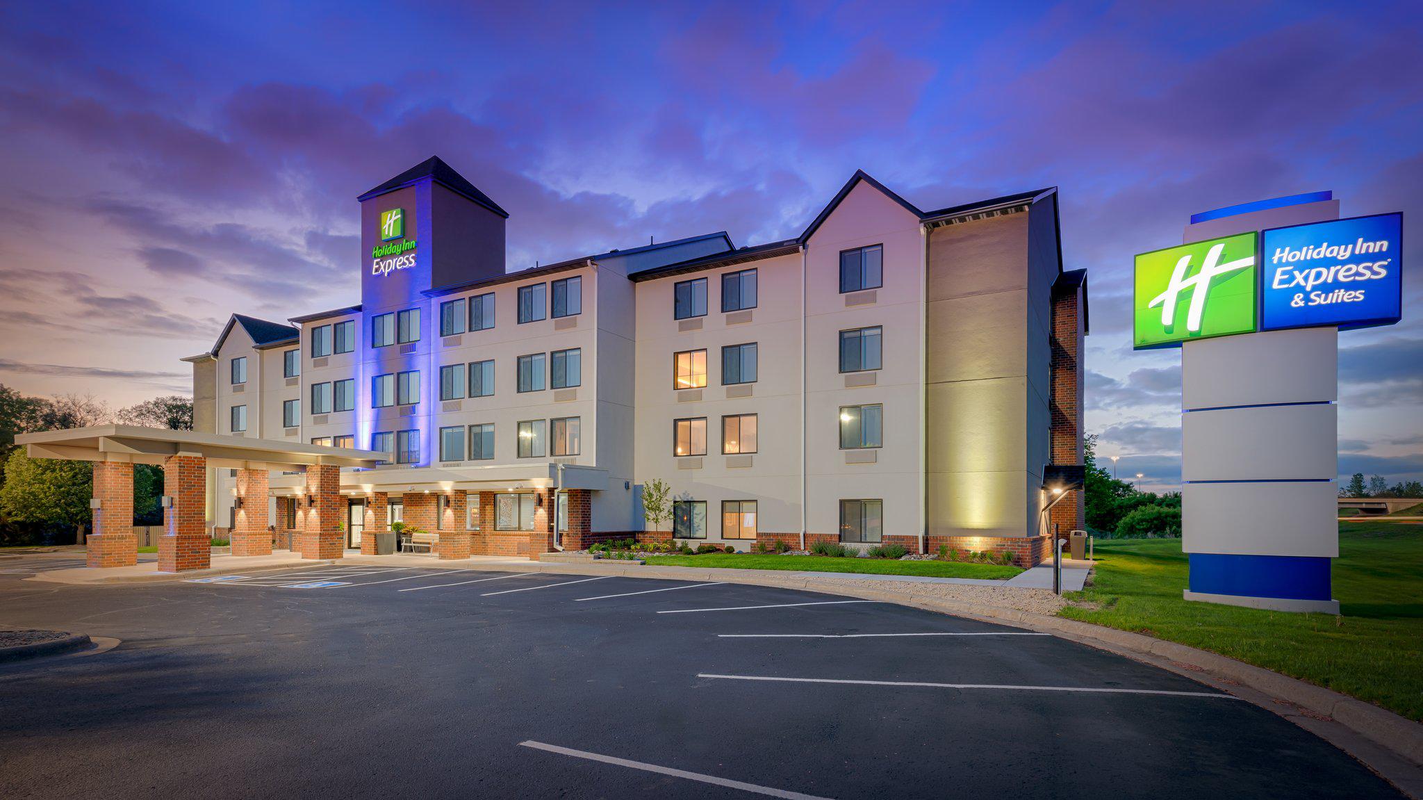 Holiday Inn Express & Suites Coon Rapids-Blaine Area Photo