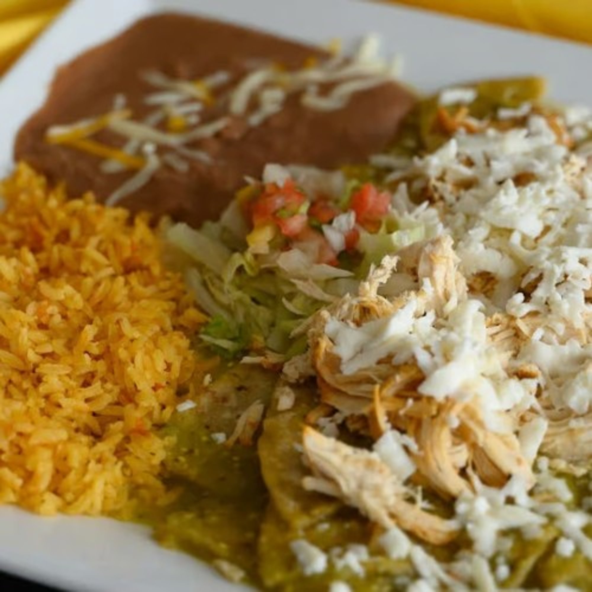 CHILAQUILES VERDES CON POLLO