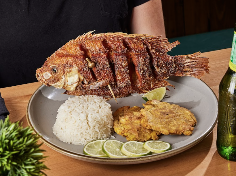 Mojarra frita colombiana
