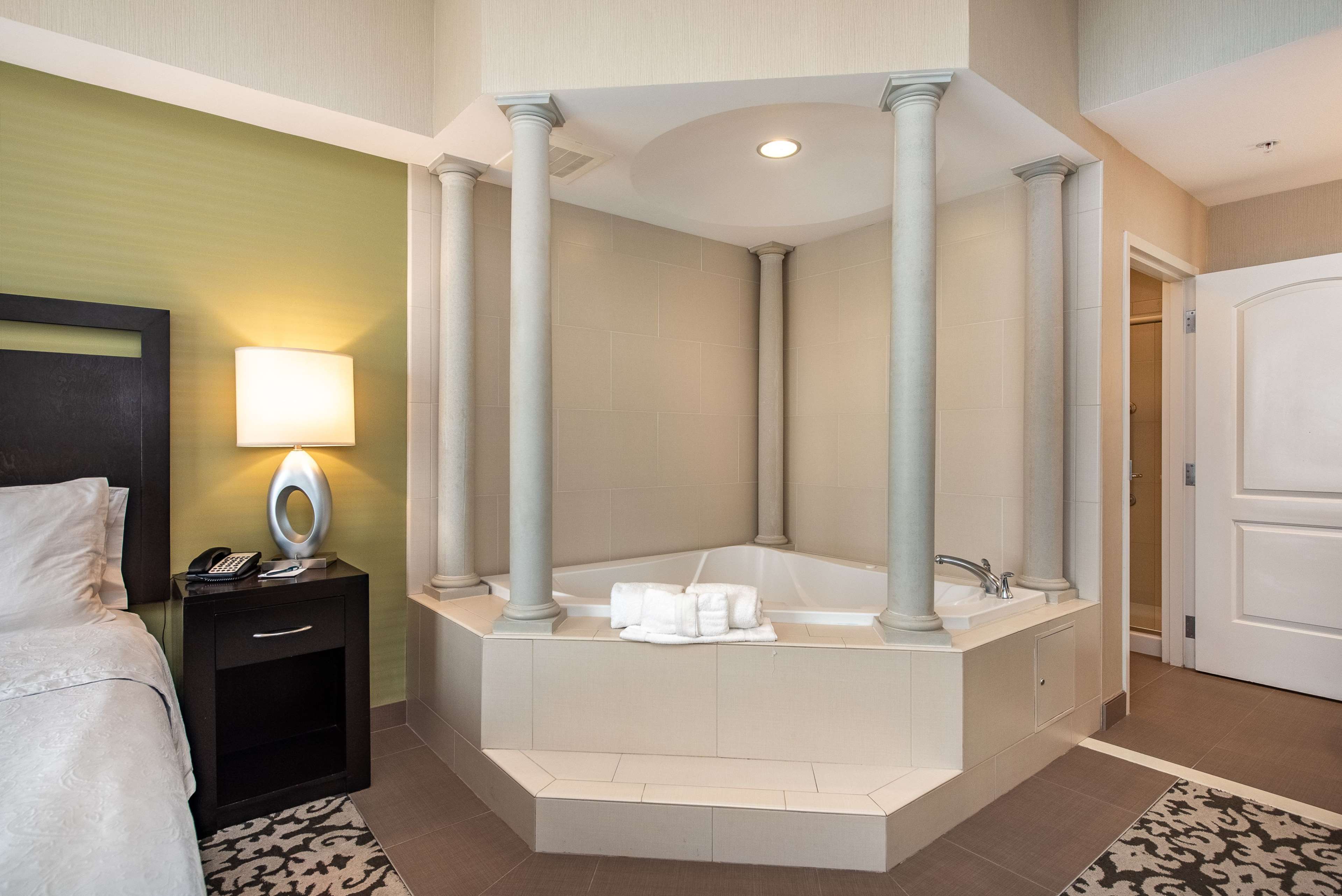 Guest room bath