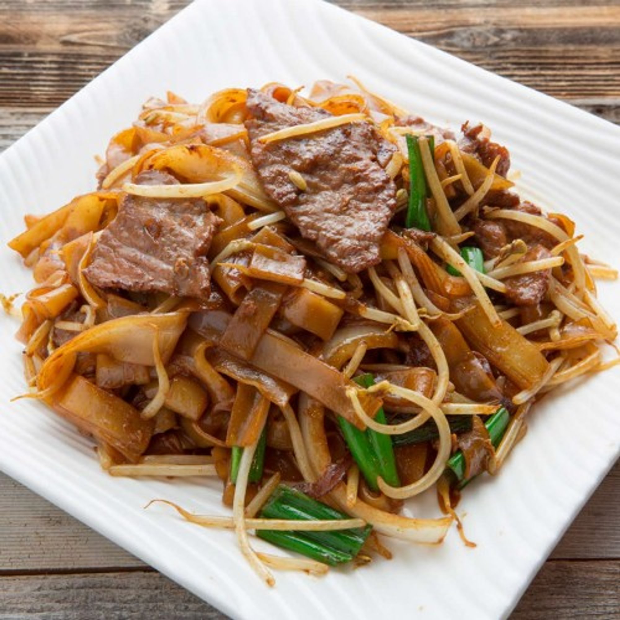 N02 Beef/Chicken Chow Fun w/Dark Soy Sauce 乾炒牛河/雞河
