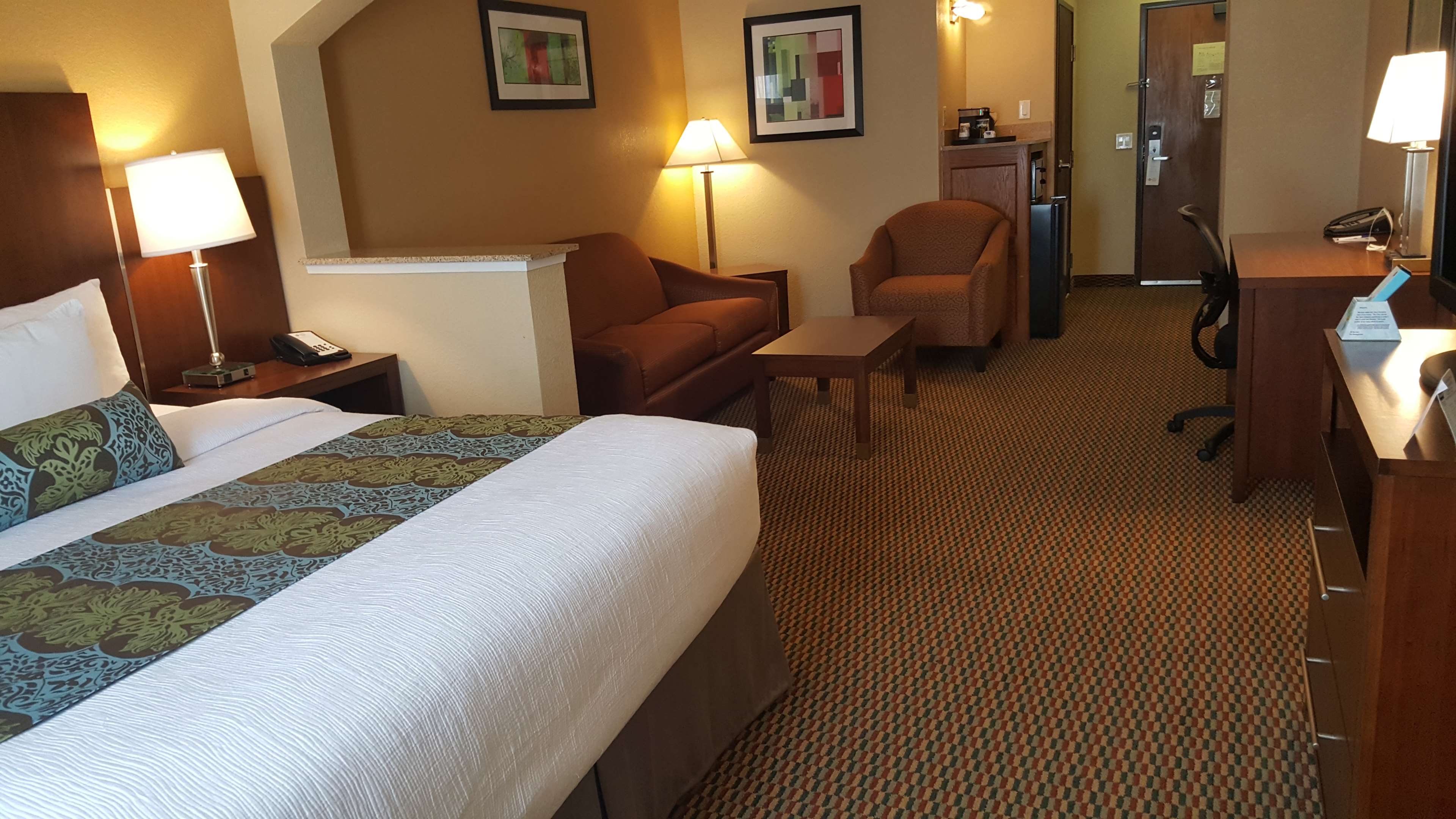 Best Western Plus Airport Inn & Suites Photo