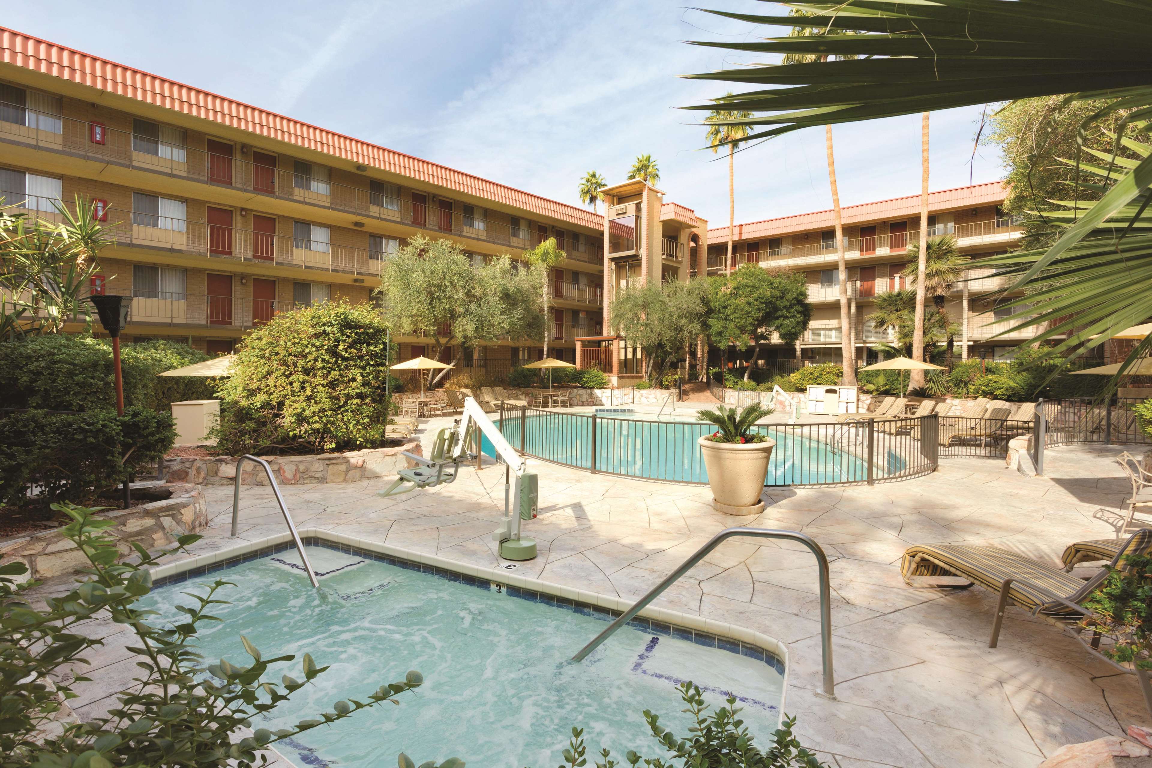 Embassy Suites by Hilton Phoenix Airport Photo