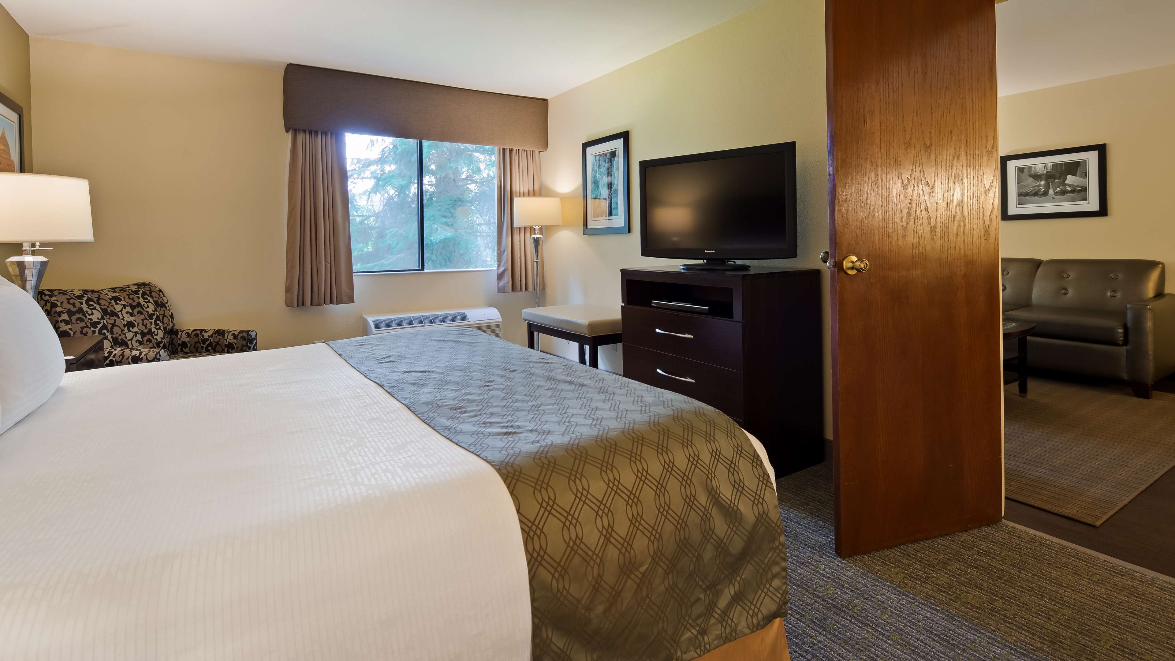 Best Western Plus Plaza by the Green Photo