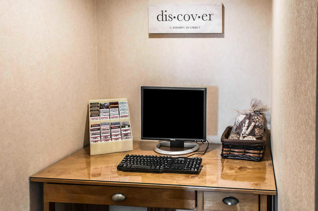 Images Rodeway Inn East