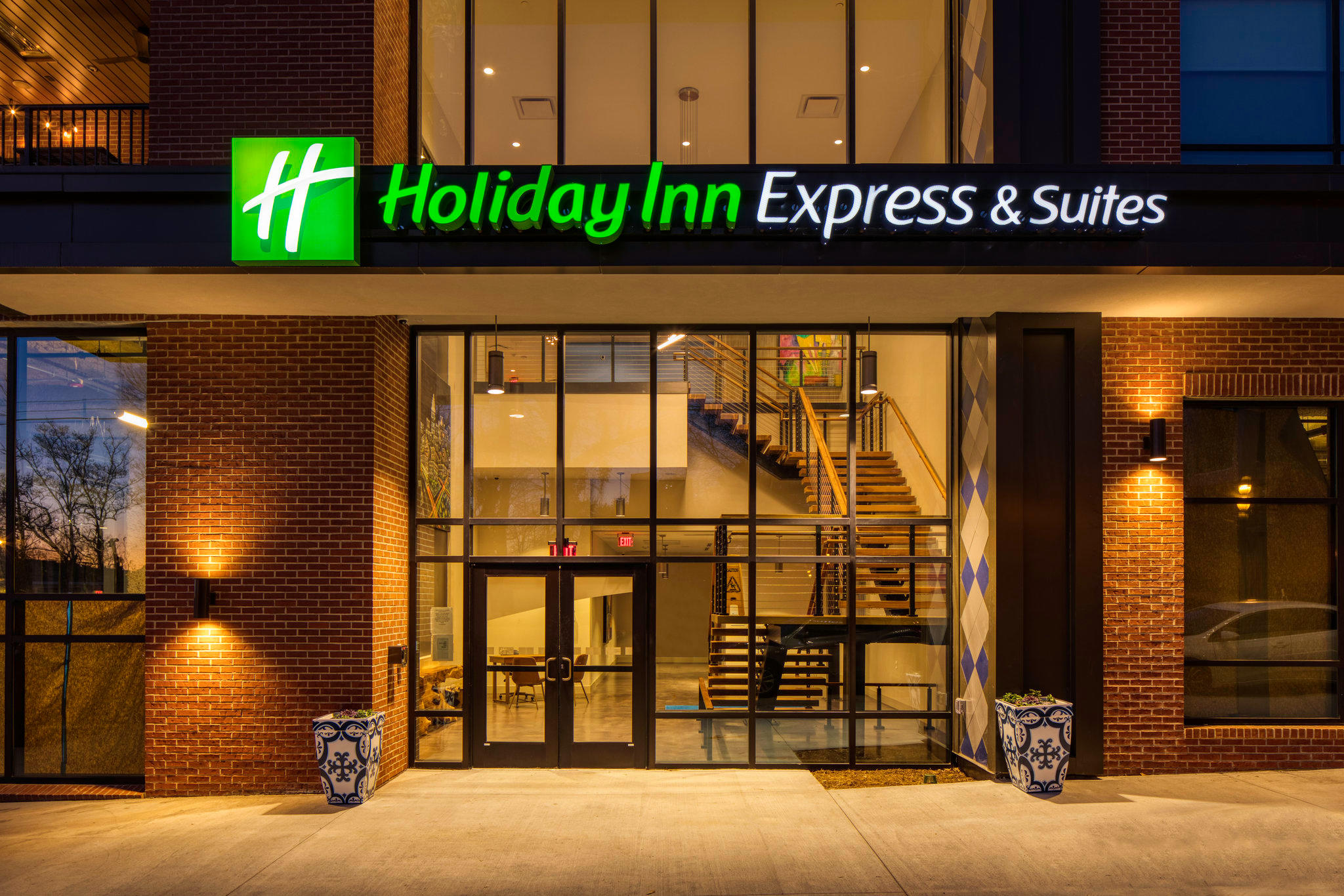 Holiday Inn Express & Suites Charlotte - South End Photo