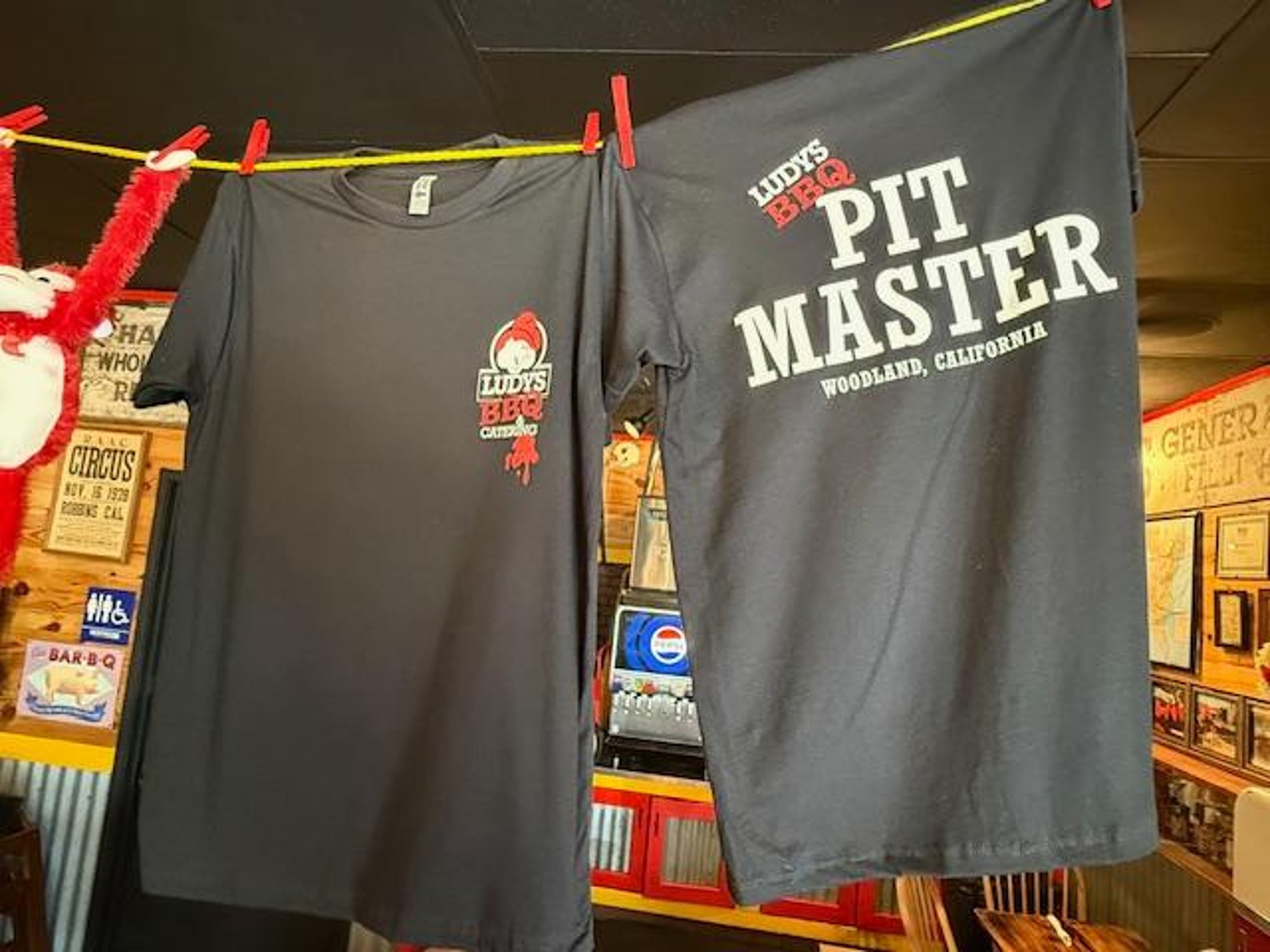 Ludy's BBQ Pit Master black Tee
