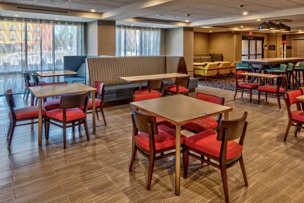 Hampton Inn Fresno Airport Image