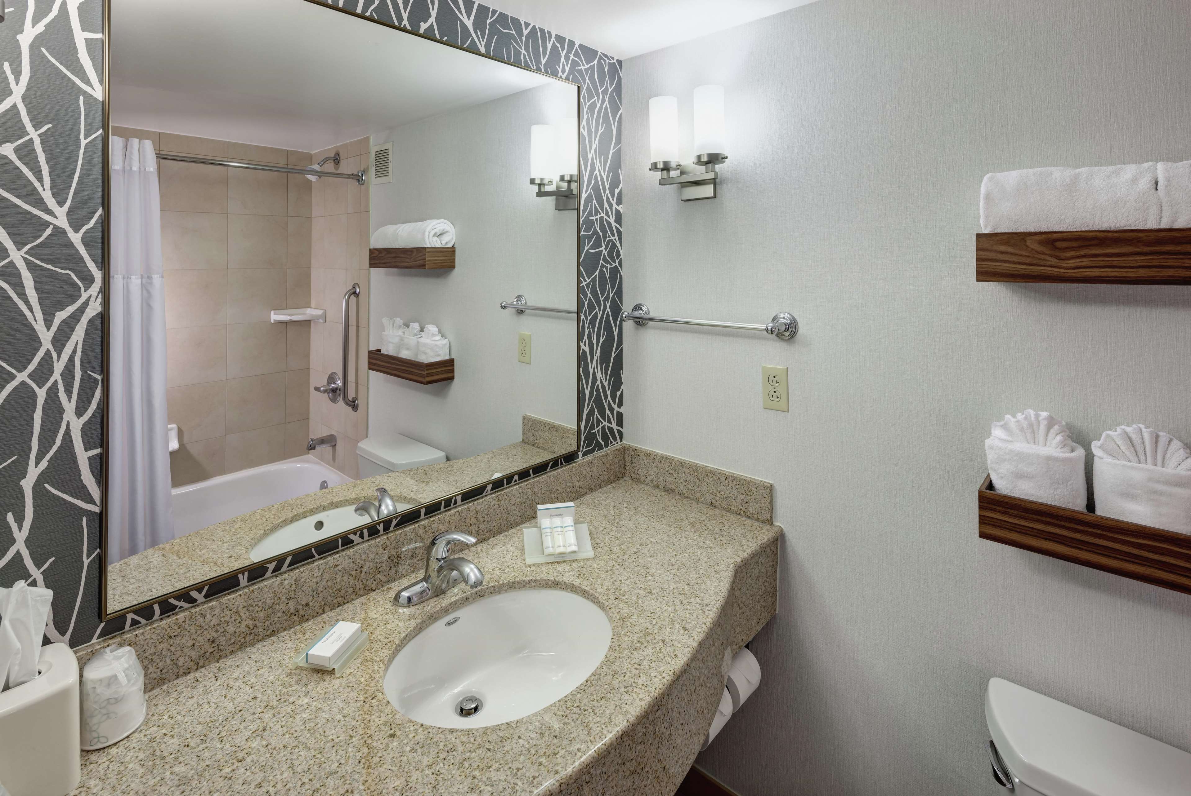 Hilton Garden Inn Naperville/Warrenville Photo