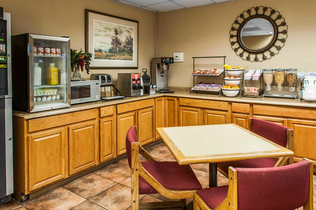 Images Rodeway Inn East