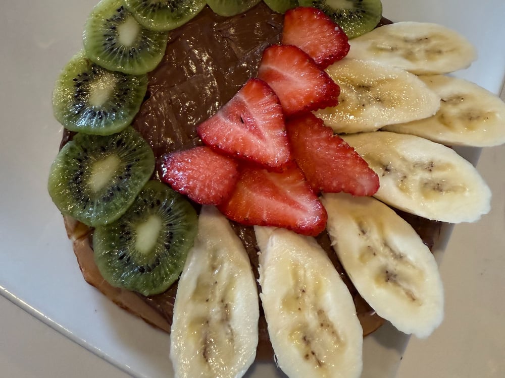 Belgian Waffle Chocolate and Fruit / وافل بلجيكي بالشوكولاتة والفواكه