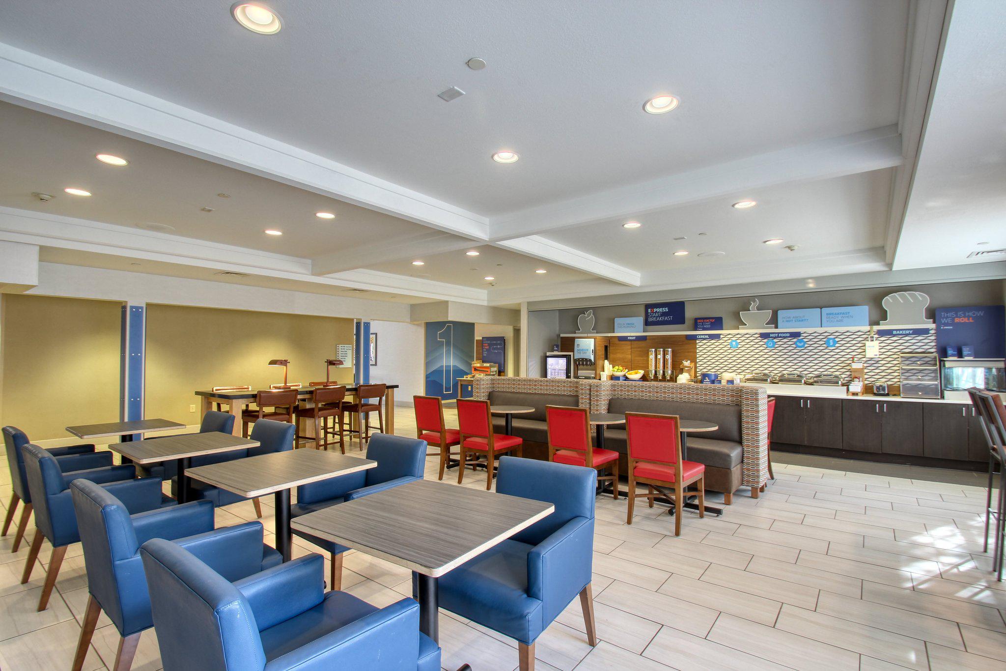 Holiday Inn Express & Suites Oshkosh-Sr 41 Photo