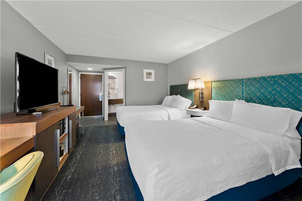 Hampton Inn & Suites Newtown Image