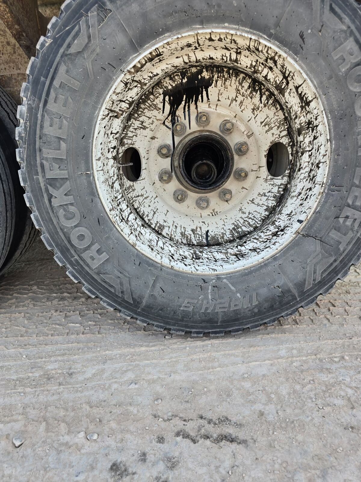 Reds Heavy Truck Repair Logo