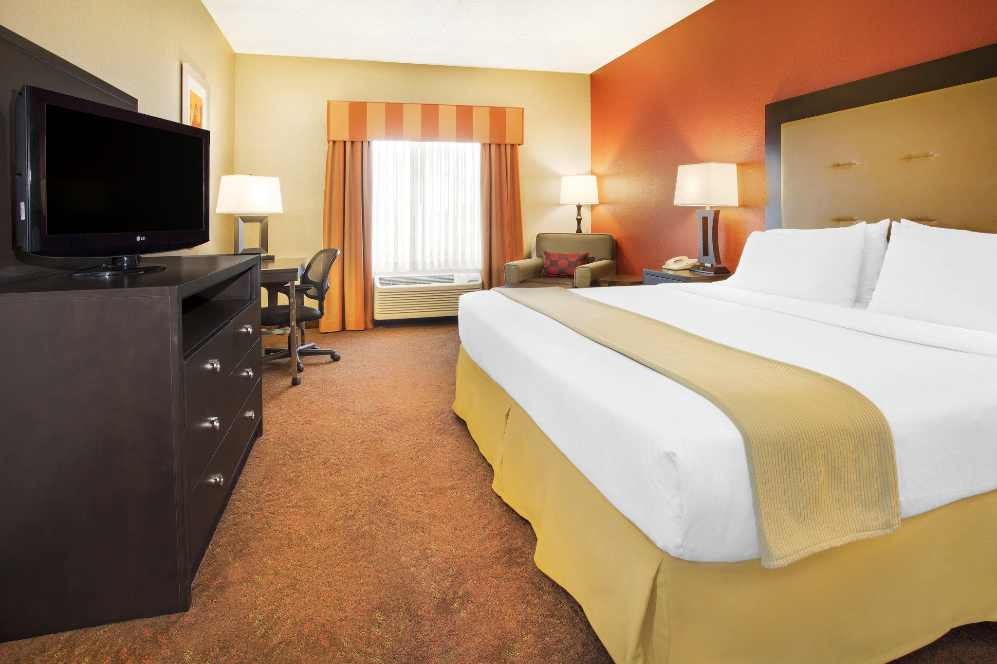 Holiday Inn Express & Suites Muncie Photo