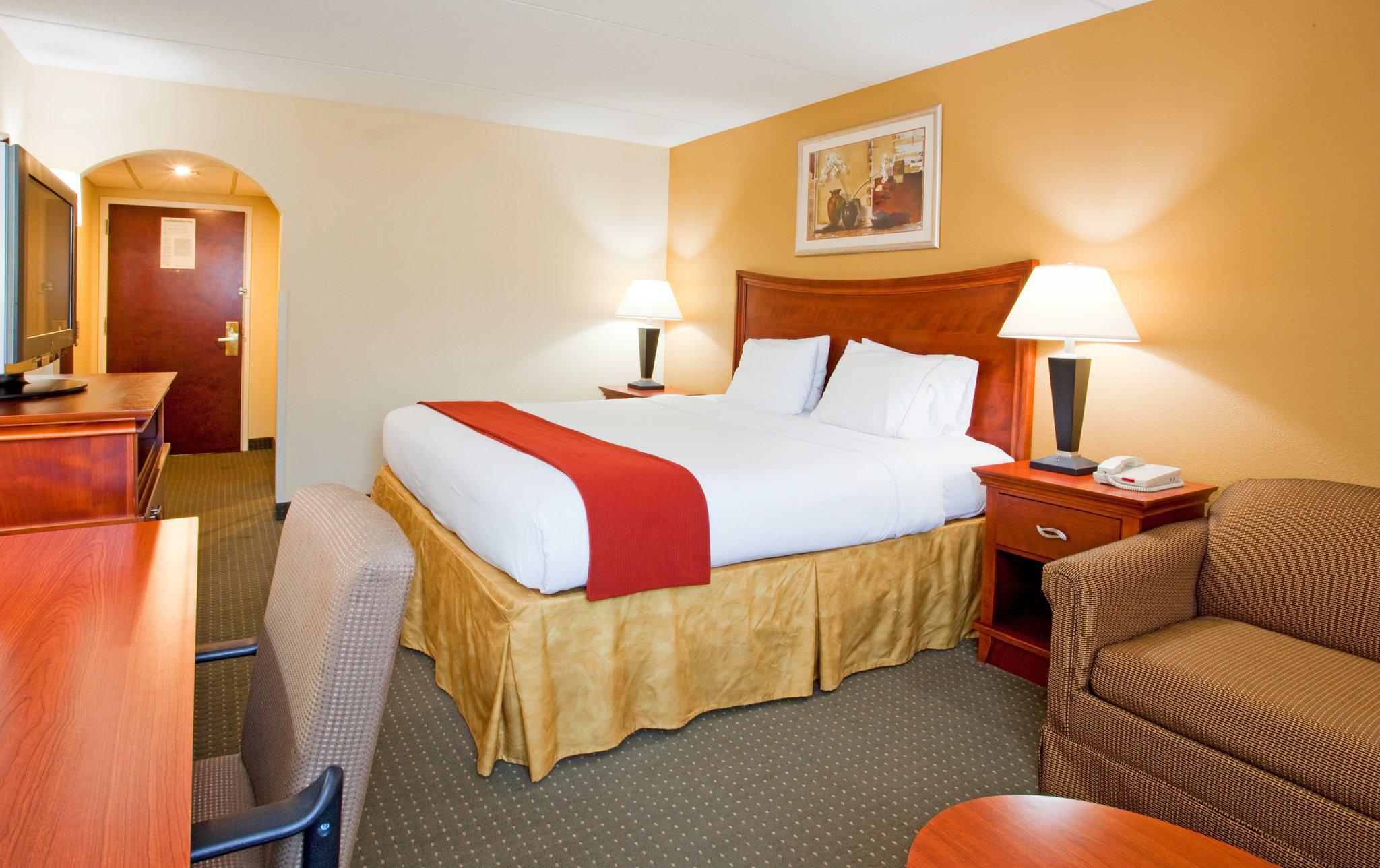 Holiday Inn Express & Suites Fayetteville-Ft. Bragg Photo