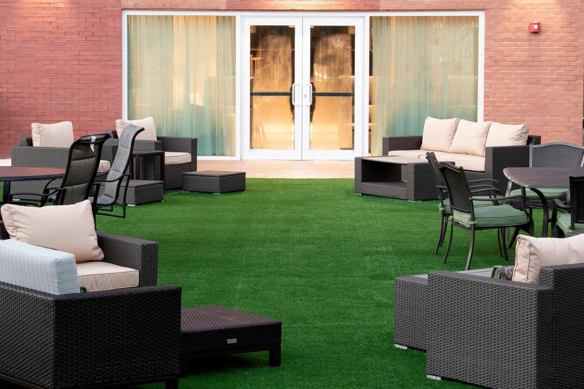 Courtyard by Marriott New York Queens/Fresh Meadows Photo