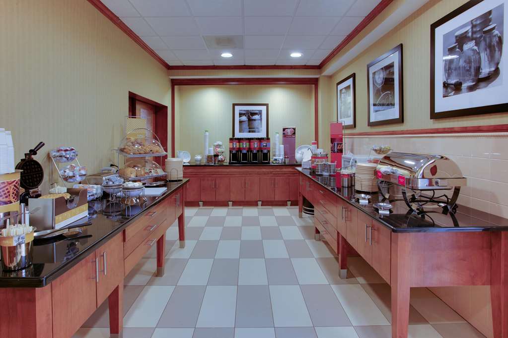 Hampton Inn Emporia Image