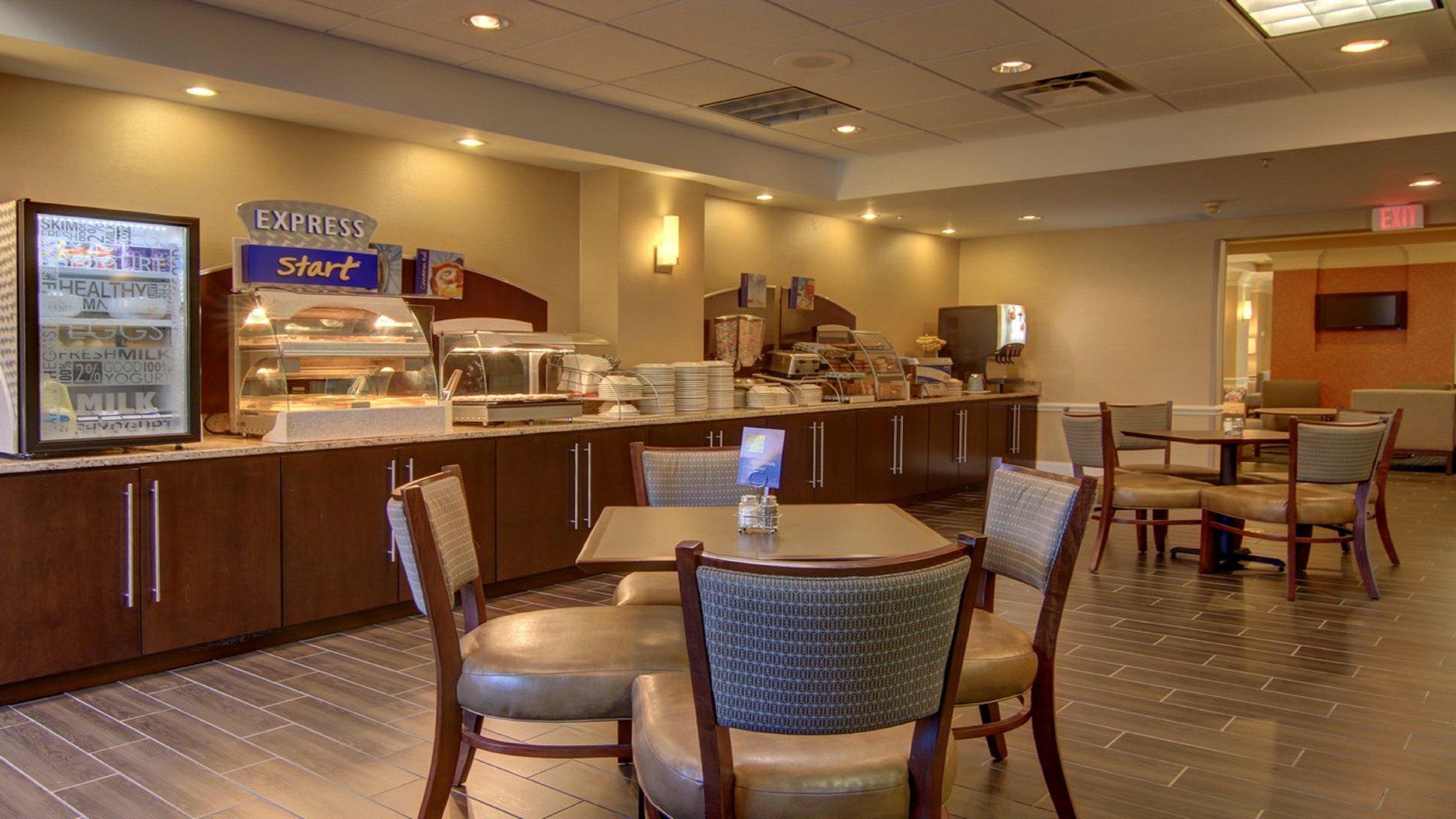 Holiday Inn Express & Suites Alpharetta - Windward Parkway Photo