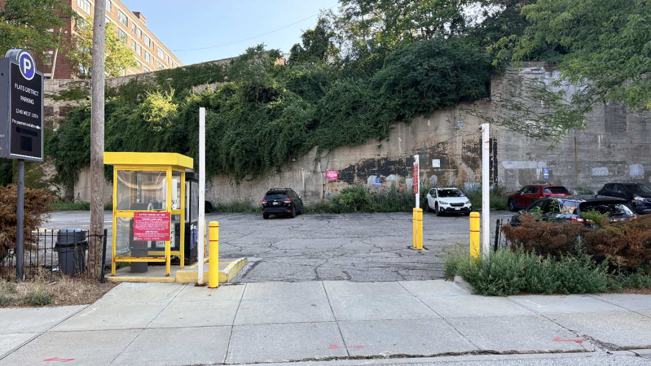 LAZ Parking - Flats Lot