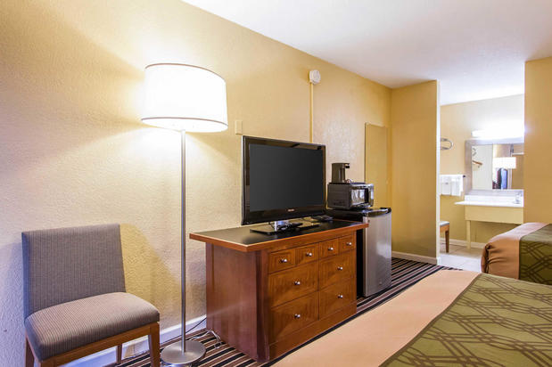 Images Econo Lodge Inn & Suites