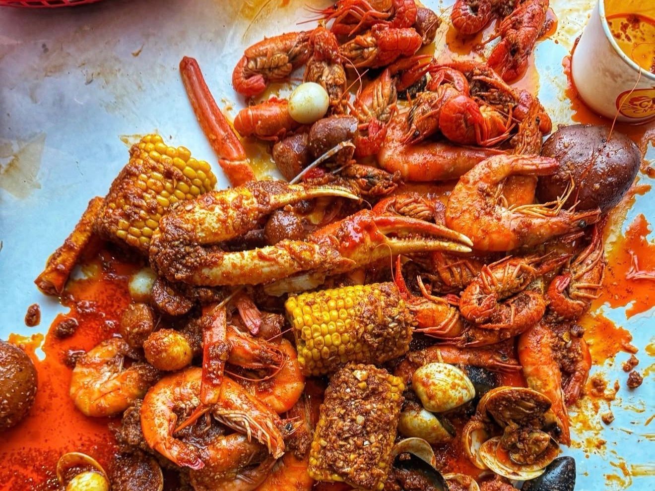 SAVE $18 Dive Feast 3lbs Shrimp, 4 Lobster Tail, 3lbs Mussels, 2lbs Clams, 3 Corns, 3 Potatoes